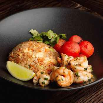 Креветки з смаженим рисом та чері конфі