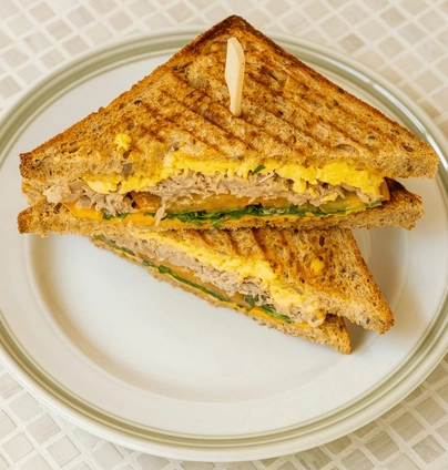 Сандвіч з тунцем від DIM Bakery 