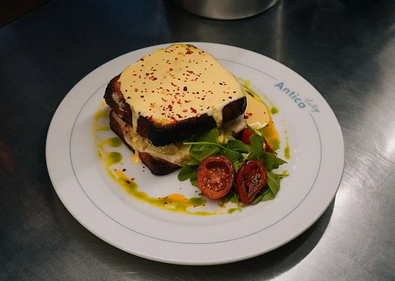 Сирний тост з куркою від ANTICA Eatery 