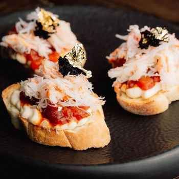 Брускети з крабом  та томатним конфітюром