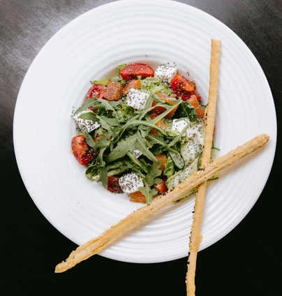 Салат з слабосоленим лососем фетою та чіа від Club FM 