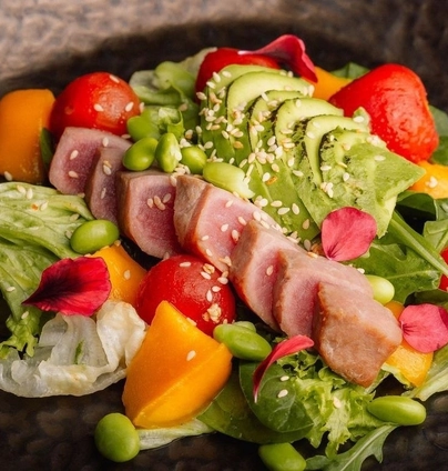 Салат з тунцем татакі від Young 