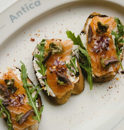 Кростіні з лососем  - ANTICA Eatery 