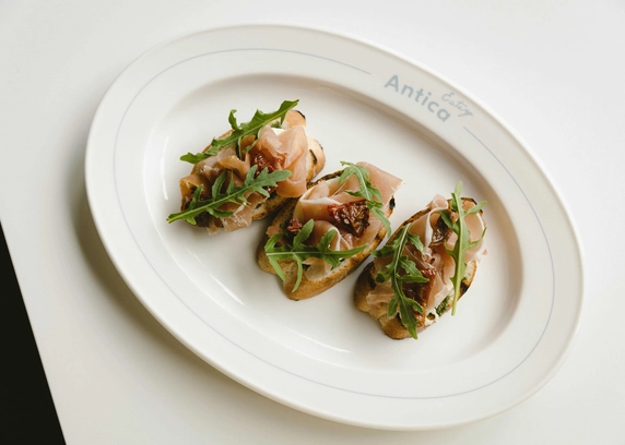 Кростіні з прошуто  від ANTICA Eatery 