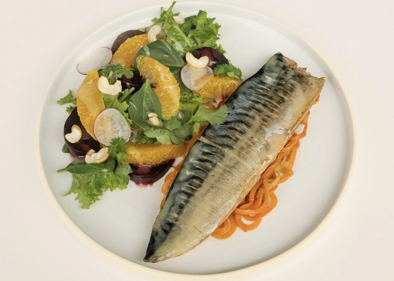 Запечена макрель із овочевими спагетті та цитрусовим салатом від Cafe Mone 