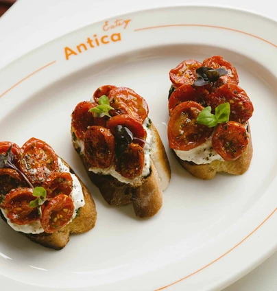 Кростіні з томатами  - ANTICA Eatery 