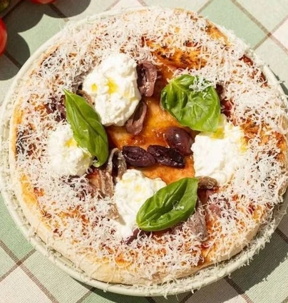 Піца з анчоусами та страчателлою - DIM Bakery 