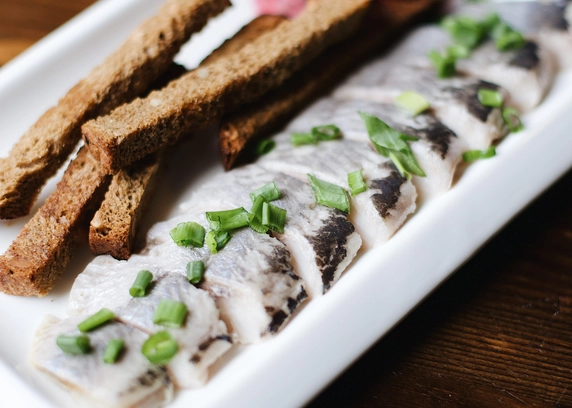 Оселедець маринований з цибулею - Файне Місто 