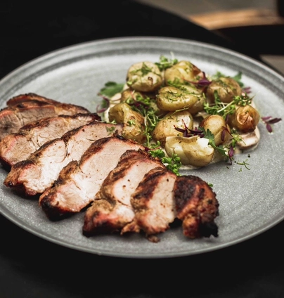 Свинний ошийок з печеною картоплею та соусом з білих грибів від Файне Місто 