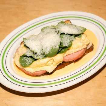 Френч тост ковбаса скрембл