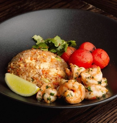 Креветки з смаженим рисом та чері конфі від Young 