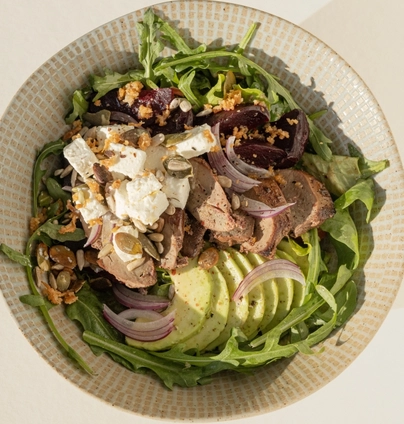 Салат з індичою печінкою, буряком та авокадо від Cafe Mone 