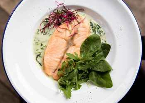 Лосось на шпинаті в соусі бешамель від Club FM 