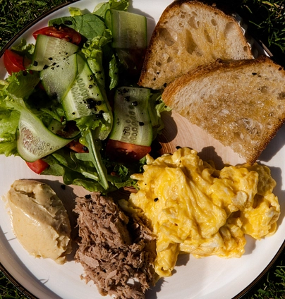 Скрембл із тунцем, місо маслом та овочами від Cafe Mone 