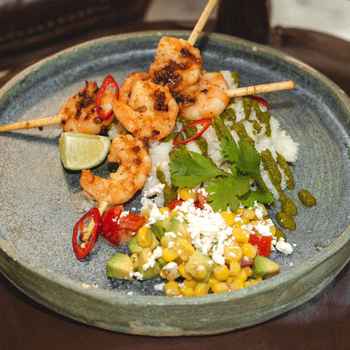 Грильовані креветки з кокосовим рисом та мексиканським салатом