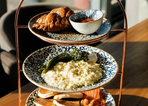 Бранч TOWER з лососем ти креветками  від Na Nebi 