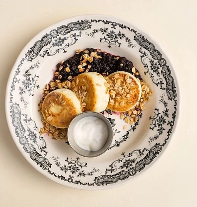 Сирники з чорничним компоте - Cafe Mone 