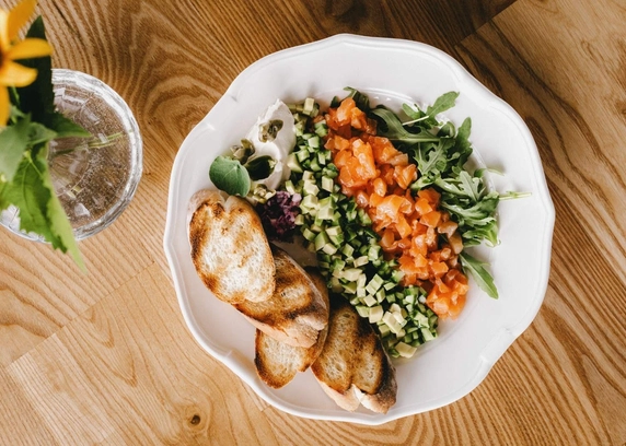 Тар тар з лосося та авокадо від Na Nebi 