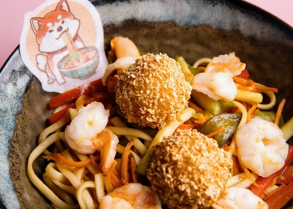 Локшина з креветками та рисовими кульками від Young 