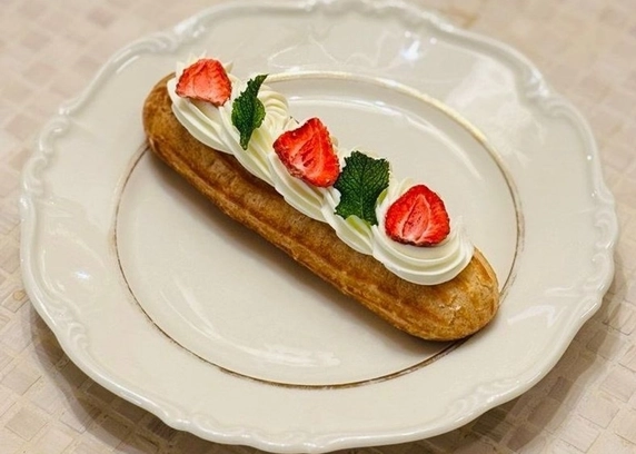 Еклер полуничний від DIM Bakery 