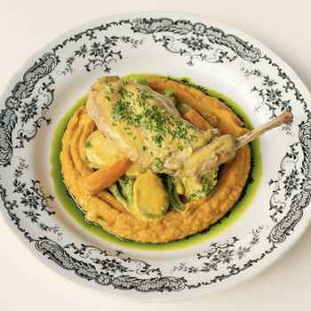 Ніжка кролика з овочами на морквяному кремі