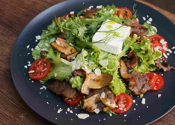 Теплий салат з телятиною від Файне Місто 