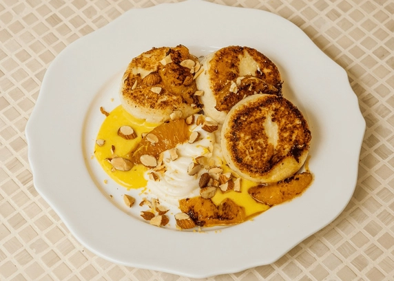 Сирники з карамелізованим апельсином від DIM Bakery 