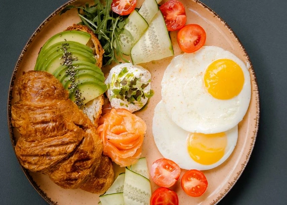 Клубний сніданок з круасаном, лососем та авокадо від Club FM 