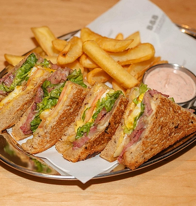 Клаб сендвіч з Пастрамі - B&B Community 