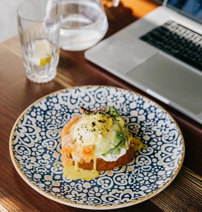 Тост з лососем та авокадо від Na Nebi 