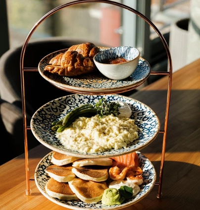 Бранч TOWER з лососем ти креветками  від Na Nebi 