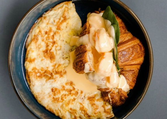 Круасан з креветкою, шпинатом та омлетом - Club FM 