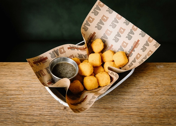 Cheese balls з трюфельним медом та халапеньйо від Пасаж Адлєра 