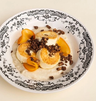 Сирники з банановим кремом та карамеллю - Cafe Mone 