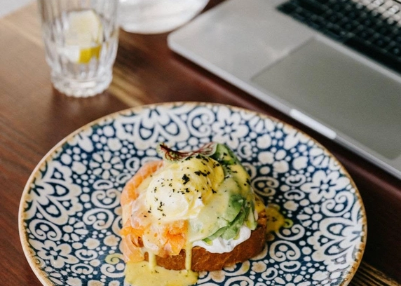 Тост з лососем та авокадо від Na Nebi 