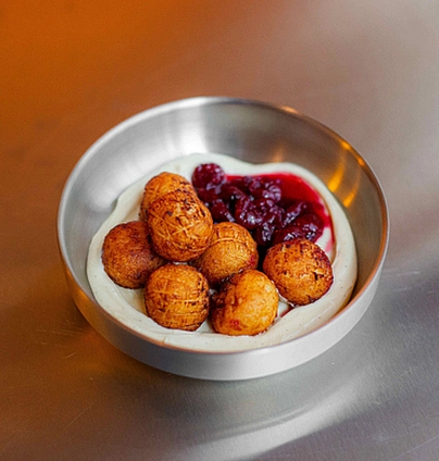 Сирні кульки з ванільним кремом та вишнею - B&B Community 