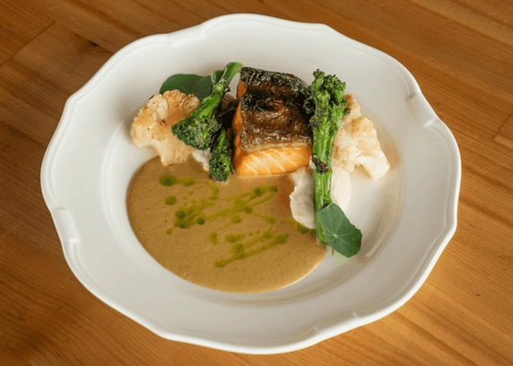 Стейк лосося гриль з броколіні від Na Nebi 