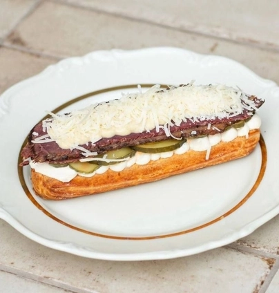 Еклер з пастрамі від DIM Bakery 