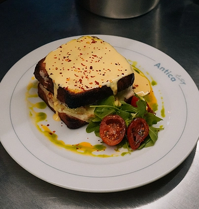 Сирний тост з куркою - ANTICA Eatery 