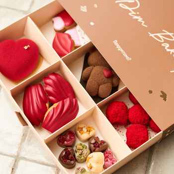 Коробочка подарункова МIX мадлен/цукерки/пряники/мусові десерти