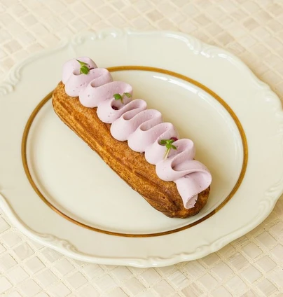 Еклер ягідний від DIM Bakery 