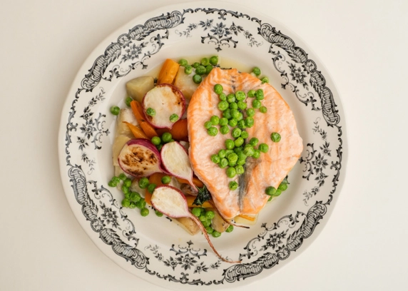 Стейк із лосося з молодою картоплею від Cafe Mone 