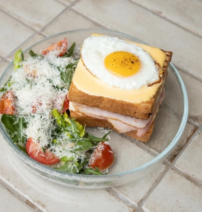 Французький тост з шинкою від DIM Bakery 