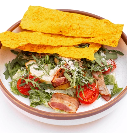 Цезар з пряною куркою та чіпсами начос - Club FM 