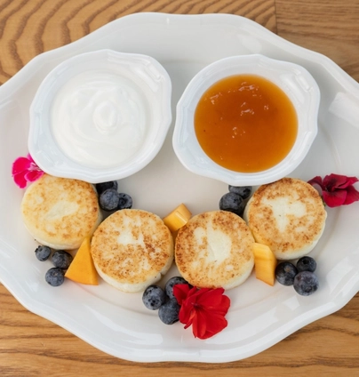 Сирники зі сметаною та абрикосовим джемом від Na Nebi 