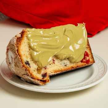 Панетон з фісташковим кремом