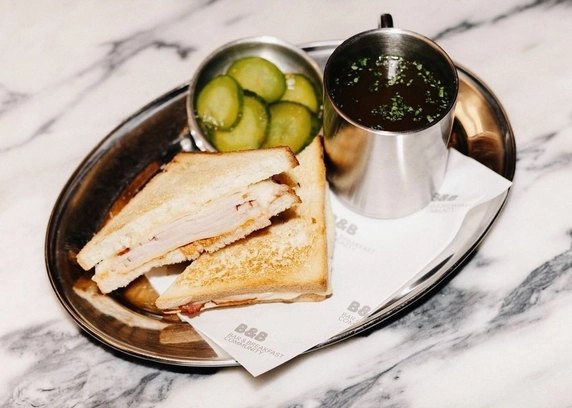 Чашка бульйону зі сендвічем від B&B Community 