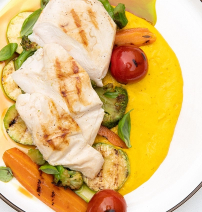 Куряче філе із грильованими овочами та ніжним морквяним кремом із кардамоном від Cafe Mone 