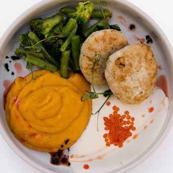 Рибні котлети з бататовим пюре, овочами та вершковим соусом