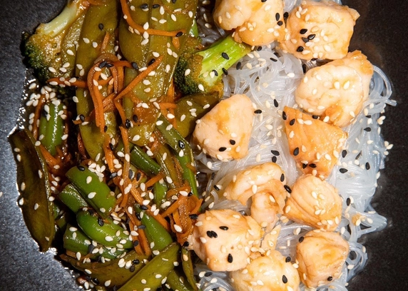 Фунчоза з лососем та креветками від Young 